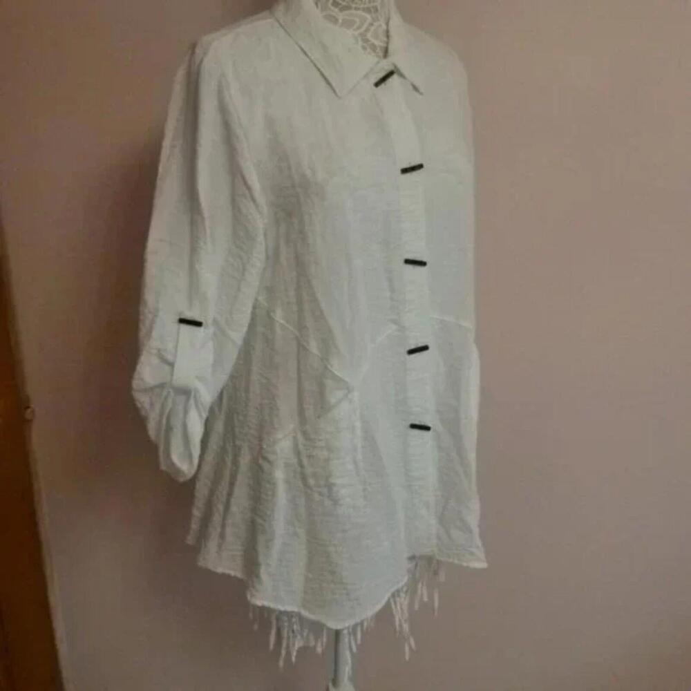 LKNW HABITAT White crinkle long light jacket toggle L so unique adorable